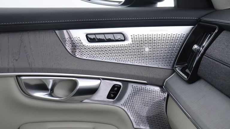 2025 Volvo XC90 T8 PHEV AWD Ultra, Dark, 7 Seats (Sunroof, Pilot Assist, Bowers &amp; Wilkins) ES...
