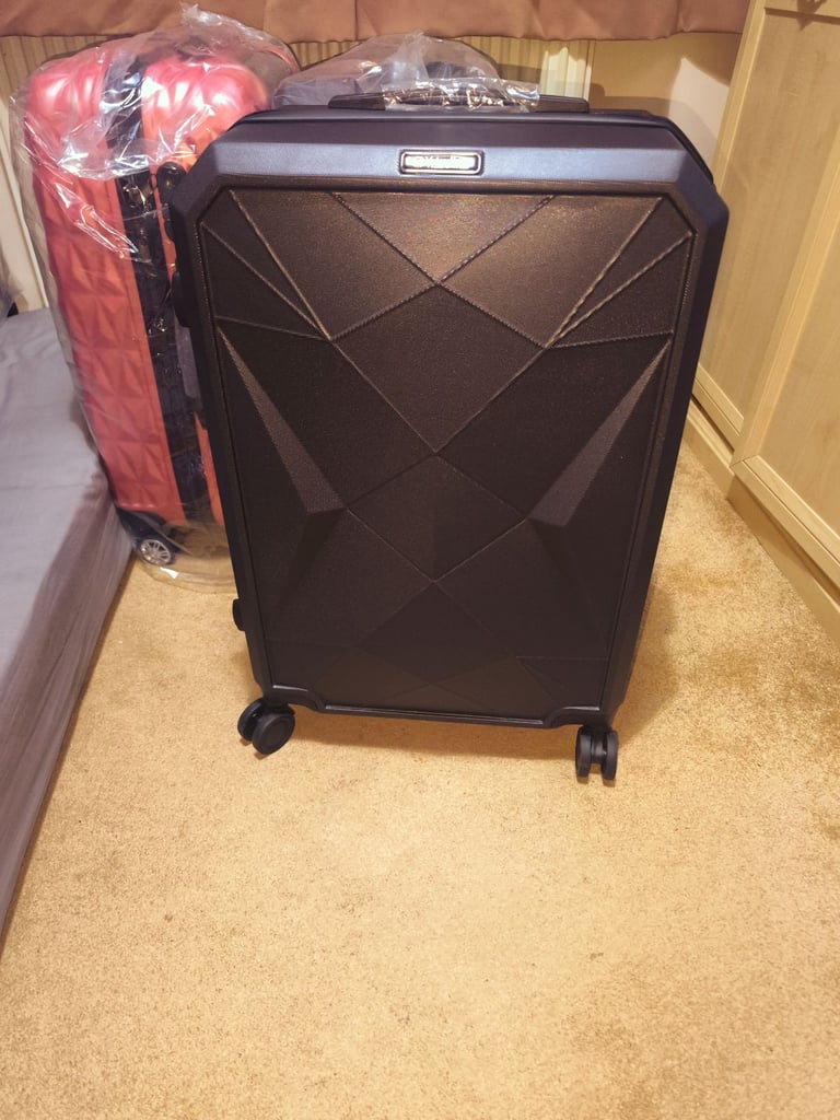 ‼️Clearance sale🥳 on medium and cabin suitcases