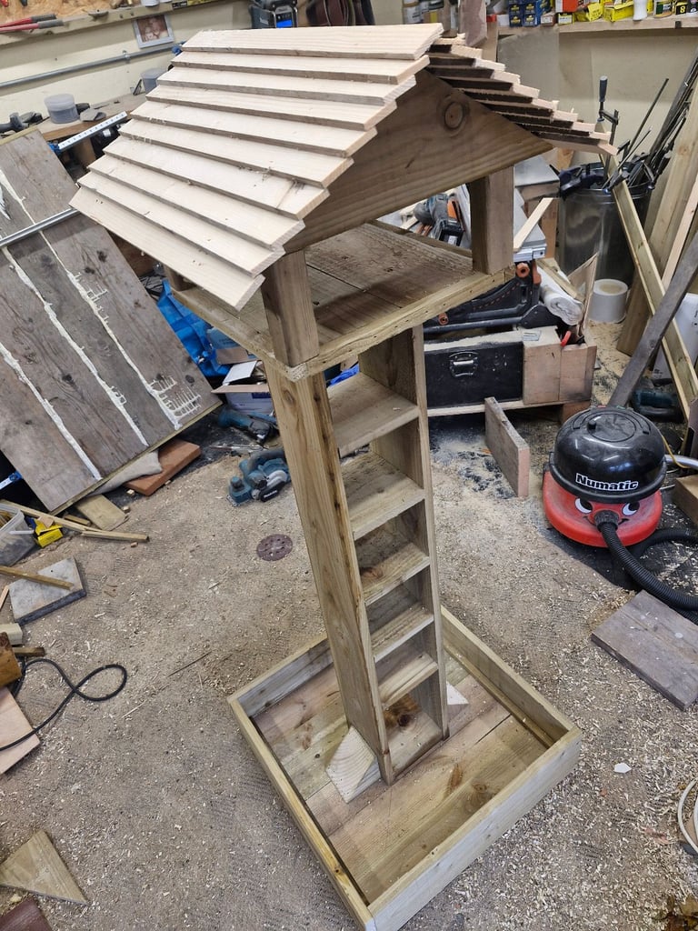 Free standing bird feeder