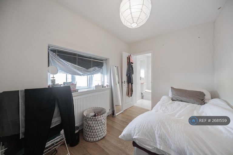 3 bedroom flat in Crowther Avenue, Brentford, TW8 (3 bed) (#2681559)