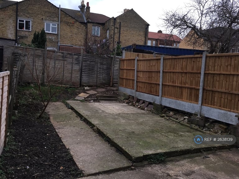 1 bedroom flat in Leyton, London, E10 (1 bed) (#2638139)