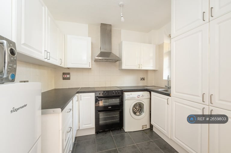 1 bedroom flat in Seldon House, London, SW8 (1 bed) (#2659803)