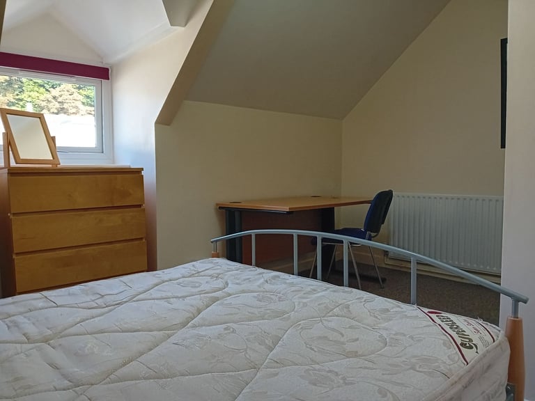 4 DOUBLE ROOMS IN WESTBURY STREET HOUSE TO RENT- STRICTLY STUDENTS ONLY.