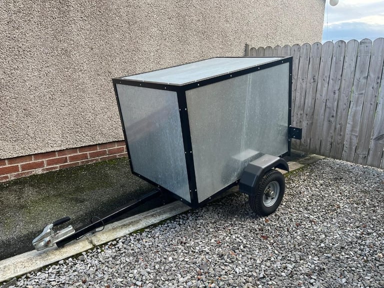 Box trailer / dog trailer / camping trailer with locking hitch