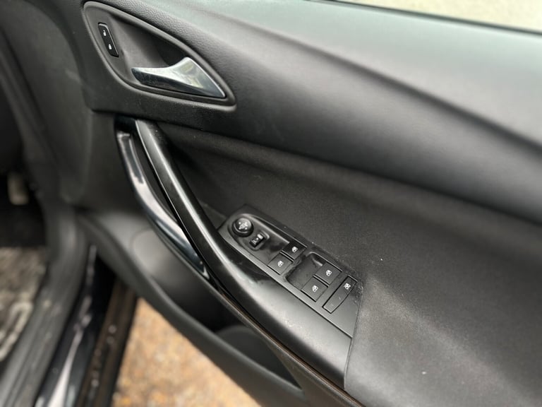 2017 Vauxhall Astra 1.4T 16V 150 SRi Nav 5dr Auto HATCHBACK Petrol Automatic