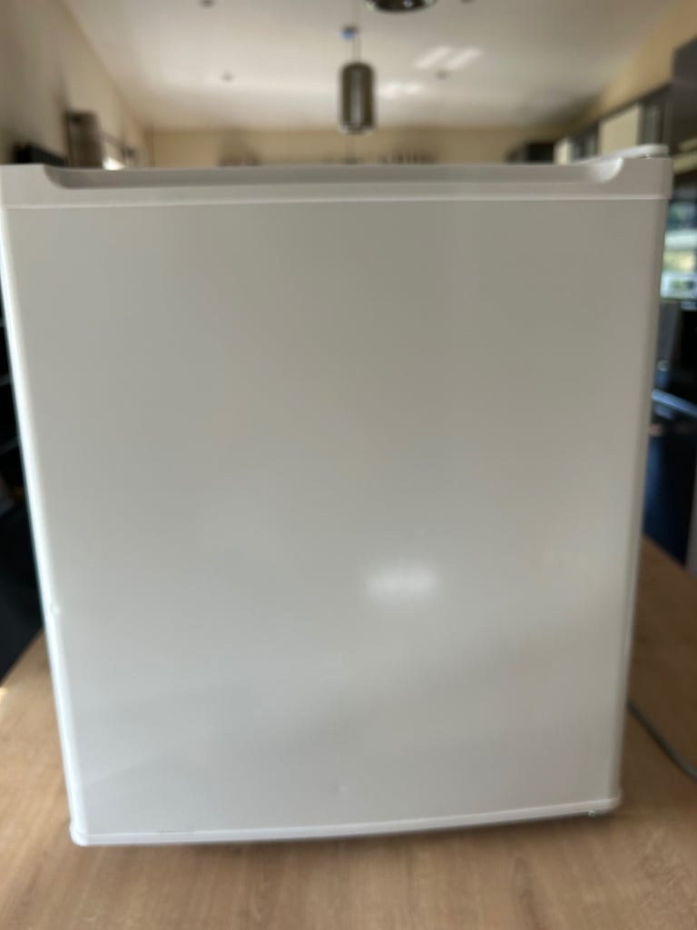 Bush tabletop fridge with icebox