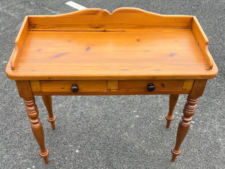 A QUALTY OREGON SOLID PINE CONSOLE TABLE