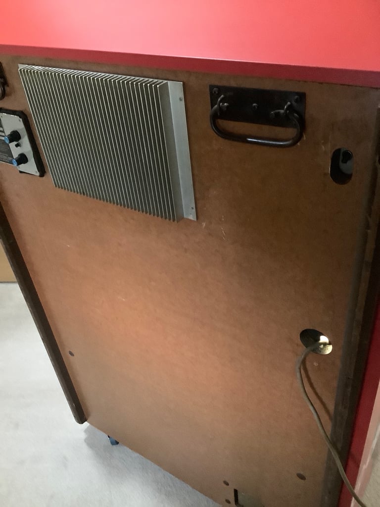 Jukebox plays 45rpm Vinyl Records 