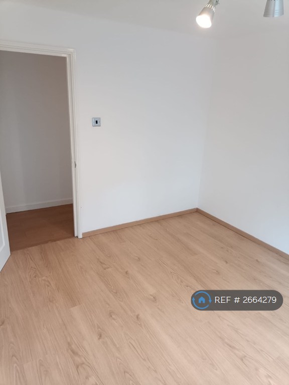 2 bedroom flat in Lindbergh Close, Newport, NP19 (2 bed) (#2664279)