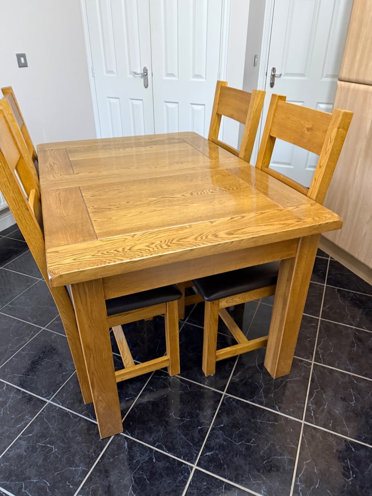 Solid Oak Extendable Dining Table & Chairs 