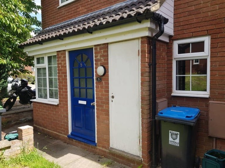 1 bedroom house located in Chaulden Vale.   Available from 10th Nov