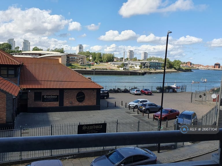 2 bedroom flat in Low Street, Sunderland, SR1 (2 bed) (#2667704)