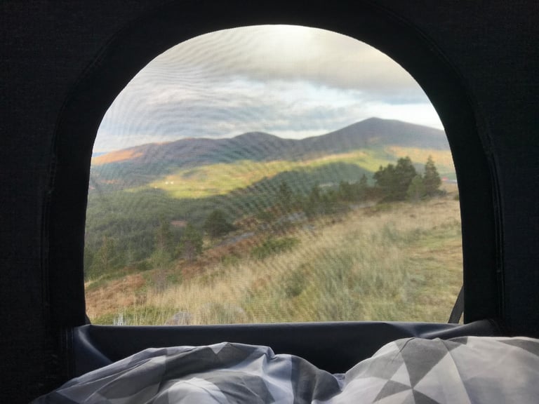 Hard shell roof tent