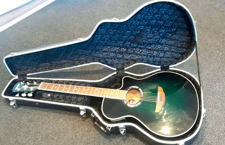 Yamaha APX500 electro acoustic guitar with hard case