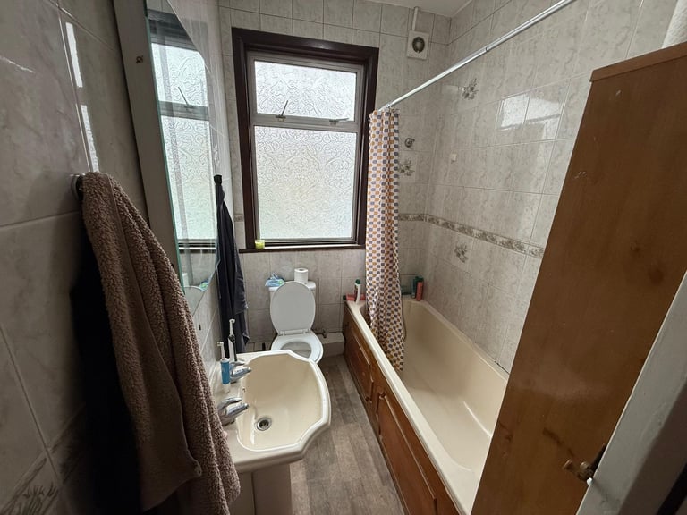 G8 Properties are pleased to offer this beautiful 4 bedroom house, on Beaconsfield Road, E10 5RD