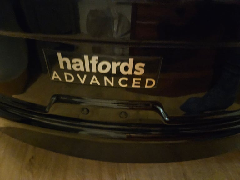 Halfords advanced 320l roof box ( thule )