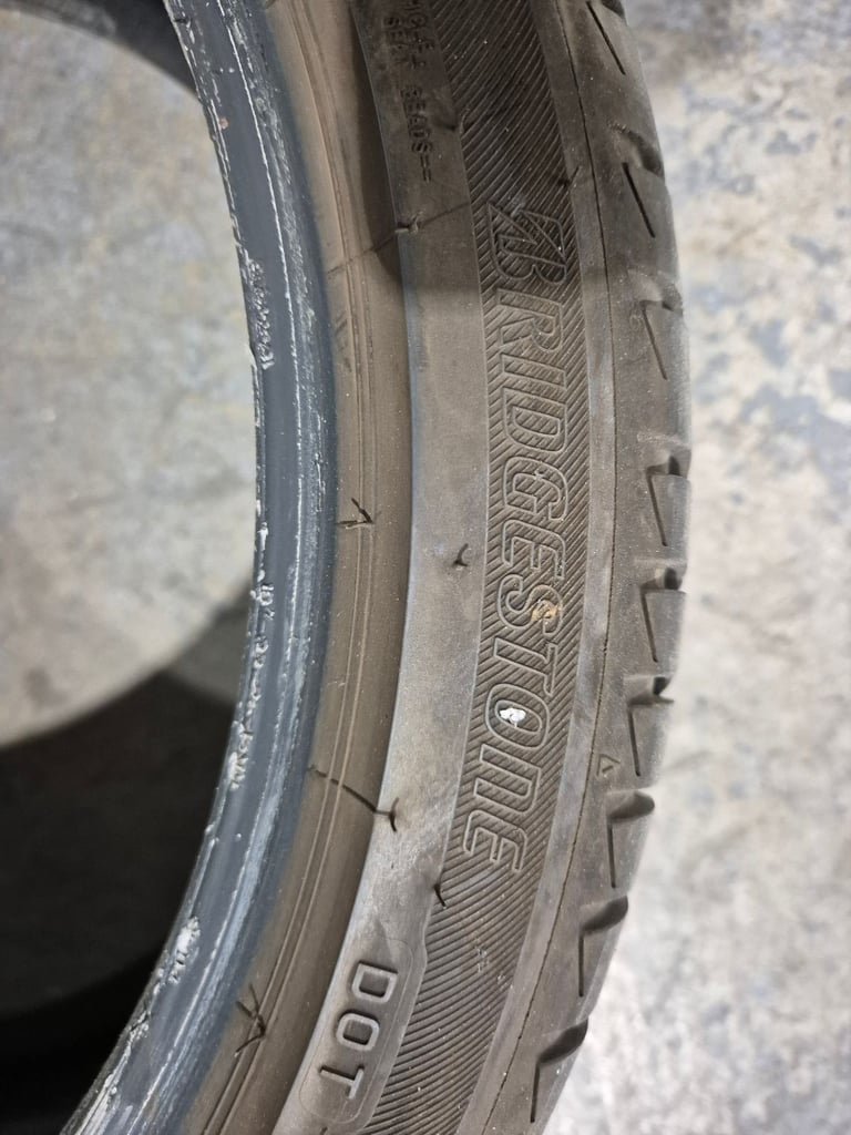 Bridgestone tyer 225 40 18 