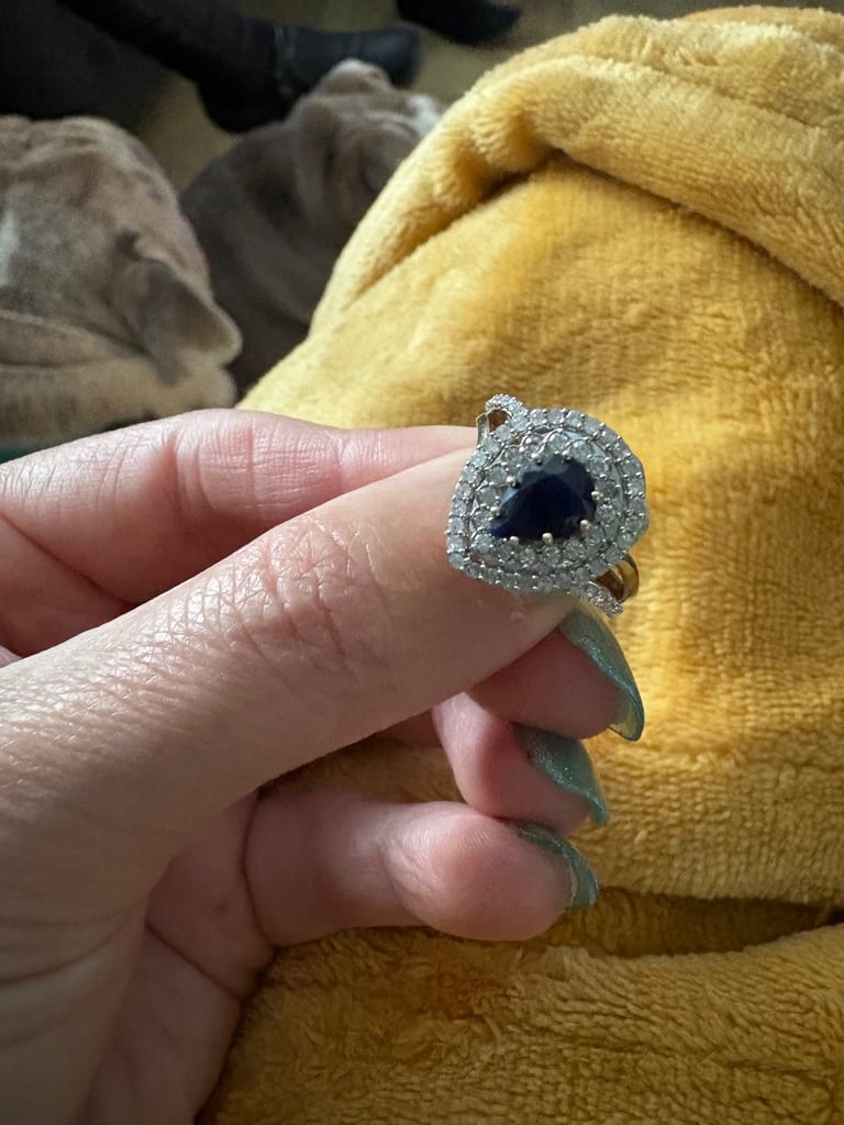 Beautiful pear shaped 9ct gold .50 diamond and sapphire ring 