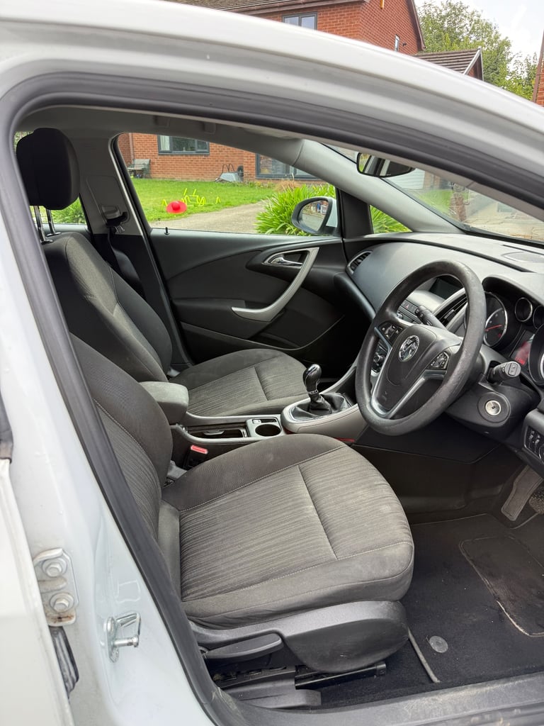 Vauxhall, ASTRA, Hatchback, 2011, Manual, 1398 (cc),5 doors - Image 7