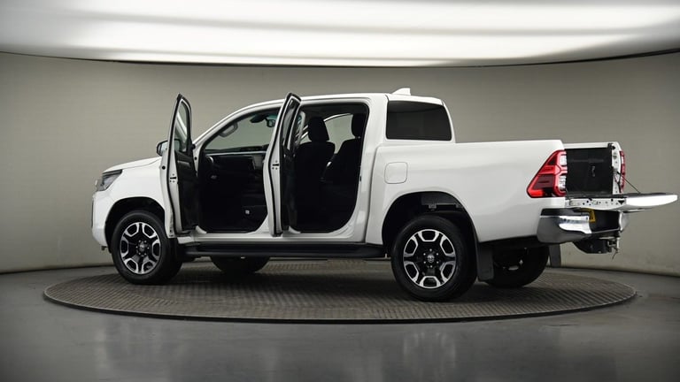 2024 Toyota Hilux 2.8 D-4D Invincible Pickup Double Cab 4dr Diesel Auto 4WD Euro 6 (s/s) (204 Pic...