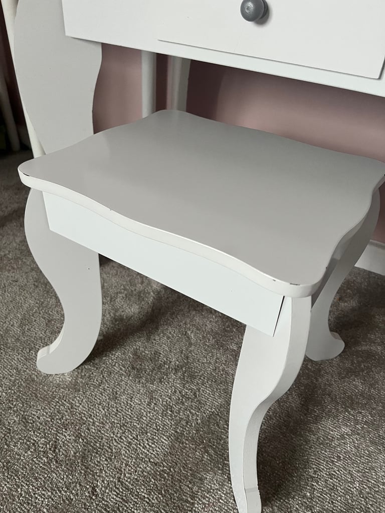 Children’s vanity / dressing table
