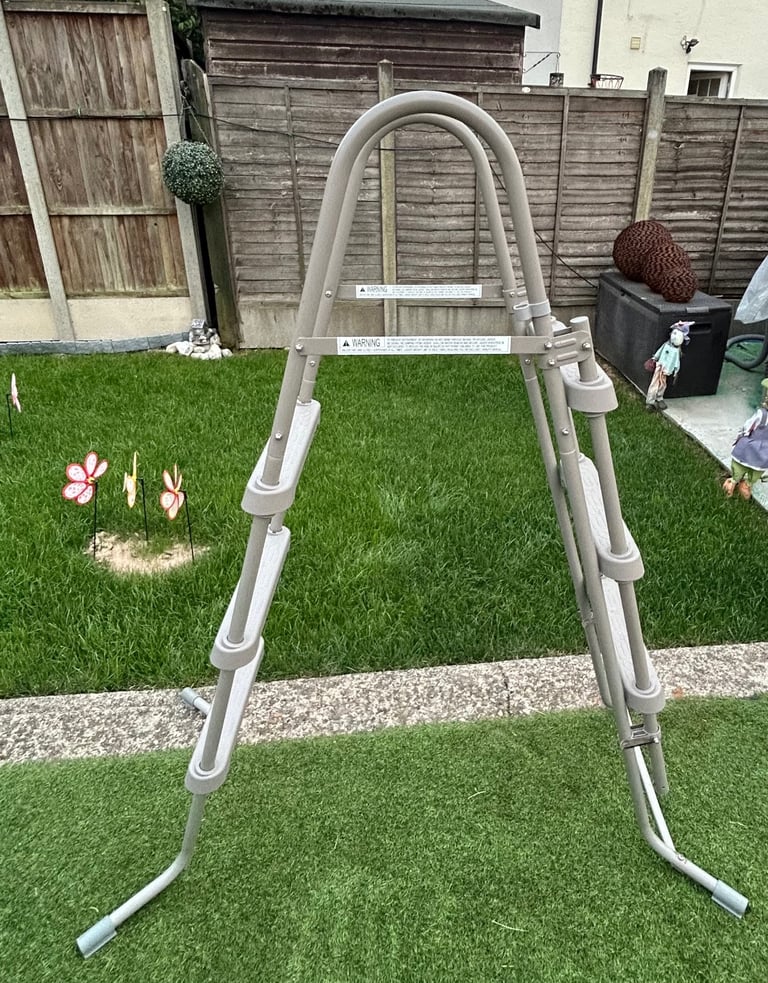 Swimming pool ladder