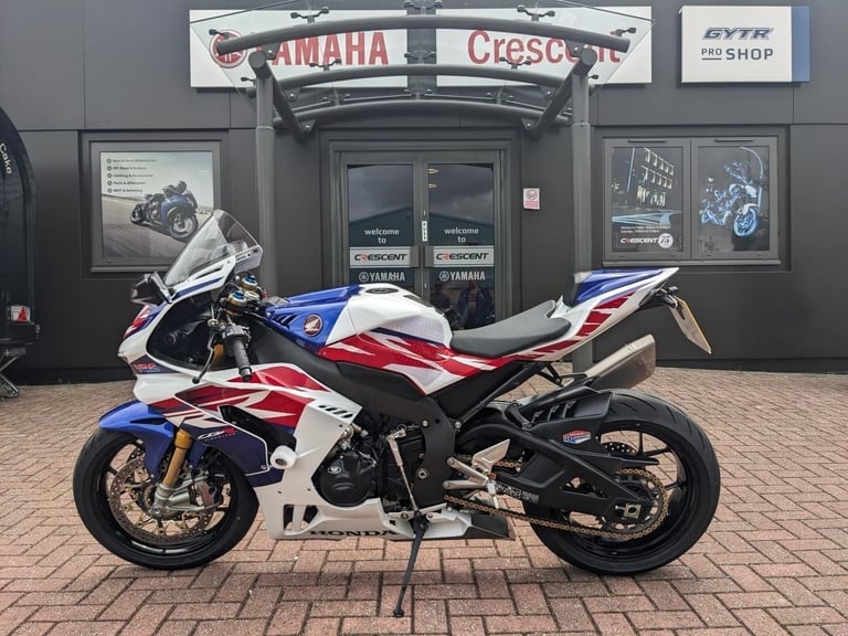 HONDA CBR1000RR-R FIREBLADE SP 30TH ANNIVERSARY 2022 - 2X AKRAPOVICS - EXTRAS