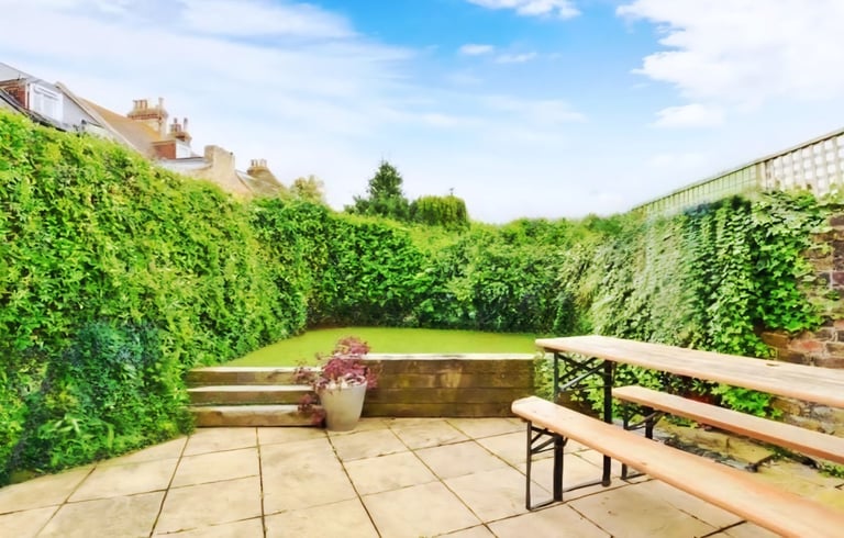 4 Bed. Seaside Townhouse with fast train link to London