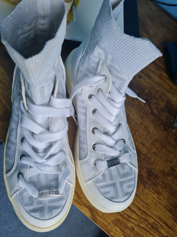  Boots / trainers