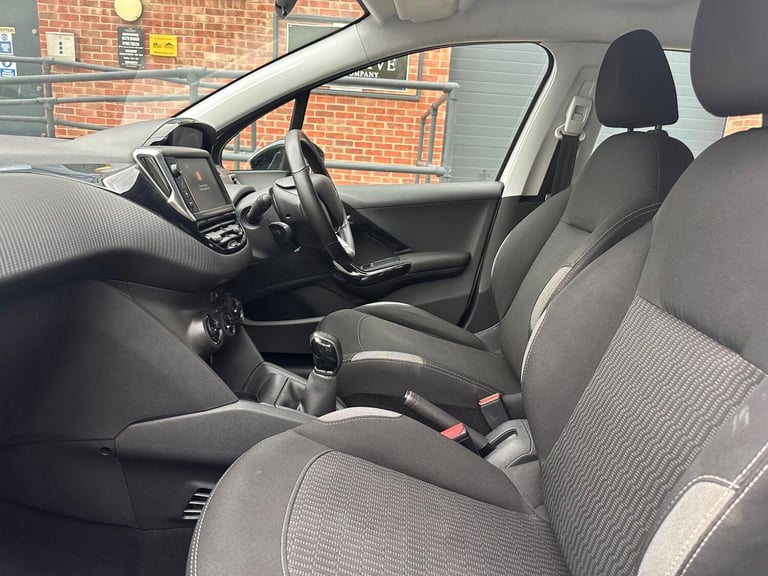 2016 Peugeot 208 1.2 PureTech Active Design Lime Euro 6 5dr HATCHBACK Petrol Manual