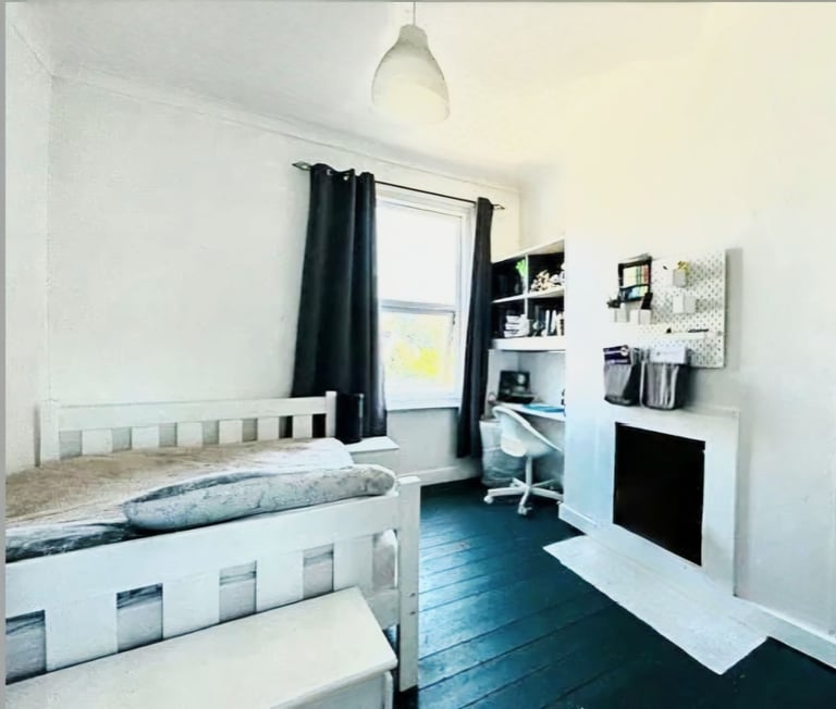 4 Bed. Seaside Townhouse with fast train link to London