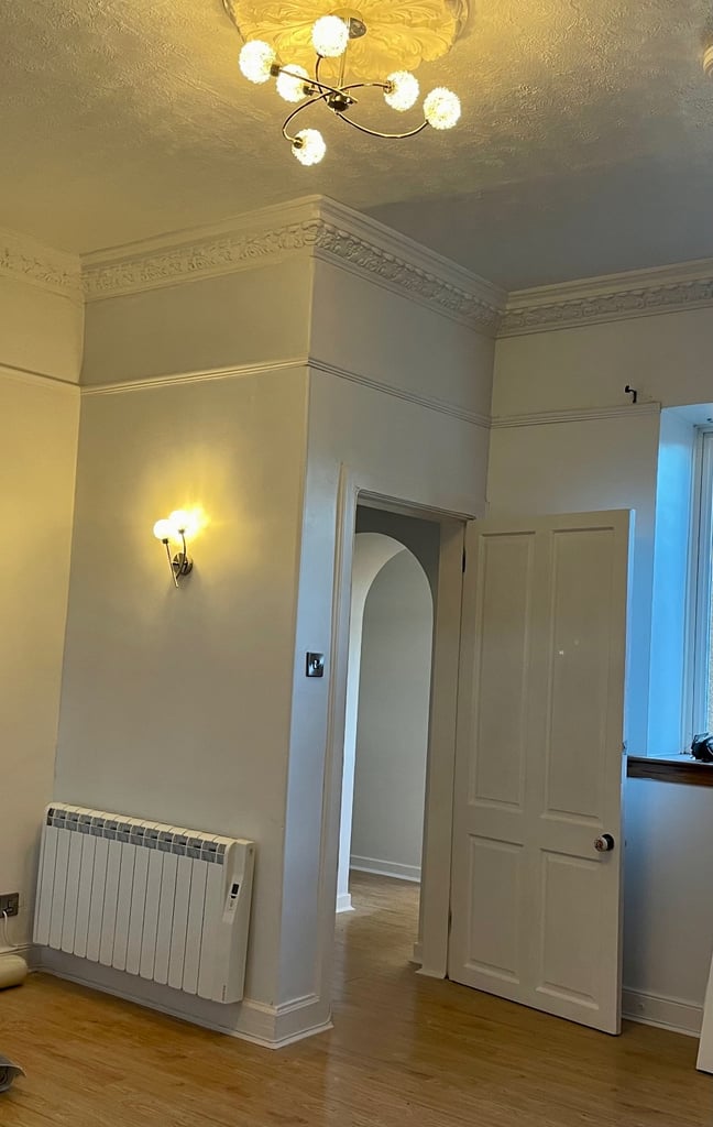 Unique Gorgeous 3 Bedroom Detached Cottage / House with Gardens and Private Parking