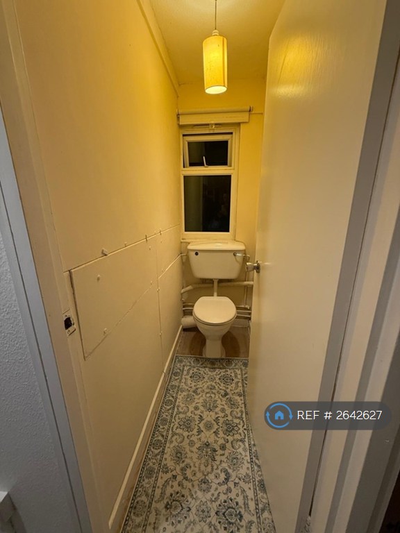 1 bedroom flat in Hornbeam Road, Buckhurst Hill, IG9 (1 bed) (#2642627)
