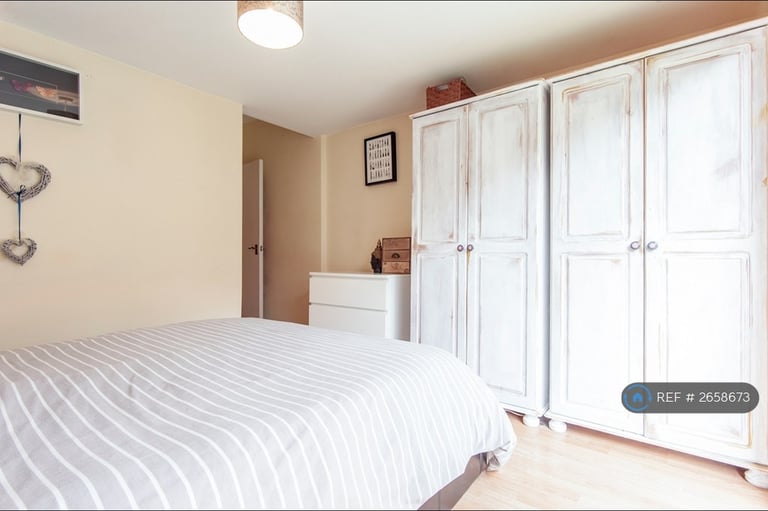 2 bedroom flat in Gilbey Road, London, SW17 (2 bed) (#2658673)