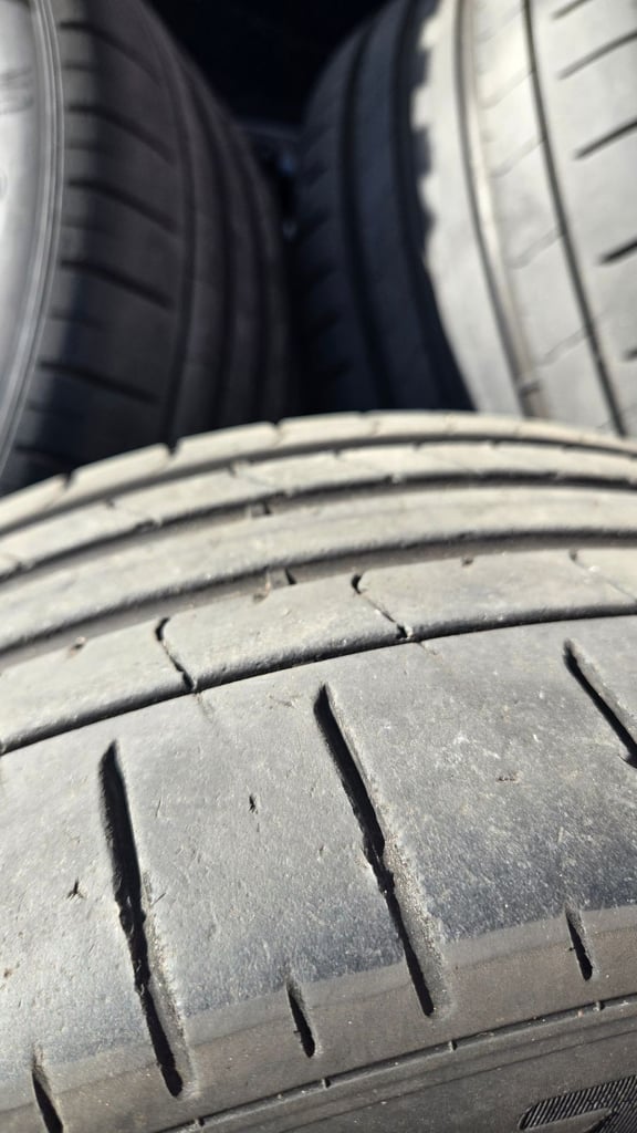 Mercedes Genuine 19 Inch 5 spoke alloy wheels and tyre