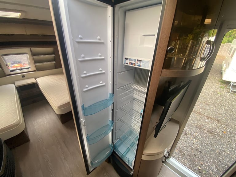 HOBBY PRESTIGE 560 WLU - 2016 - FIXED SINGLE BEDS - 4 BERTH - MOVER & BIKE RAKE