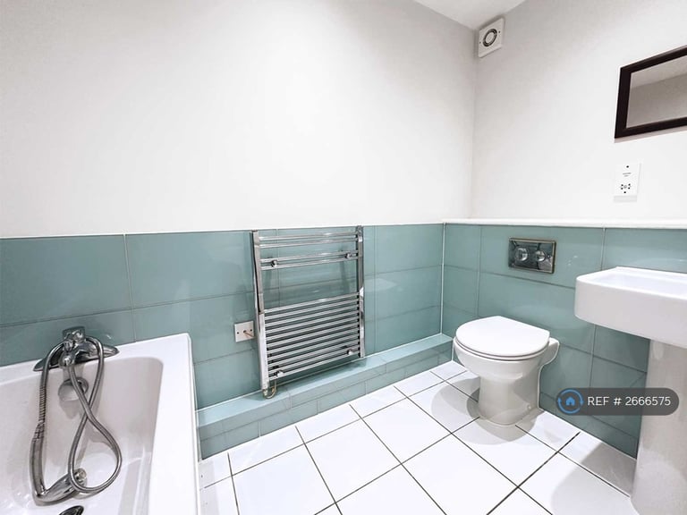 2 bedroom flat in George Street, Prestwich, Manchester, M25 (2 bed) (#2666575)