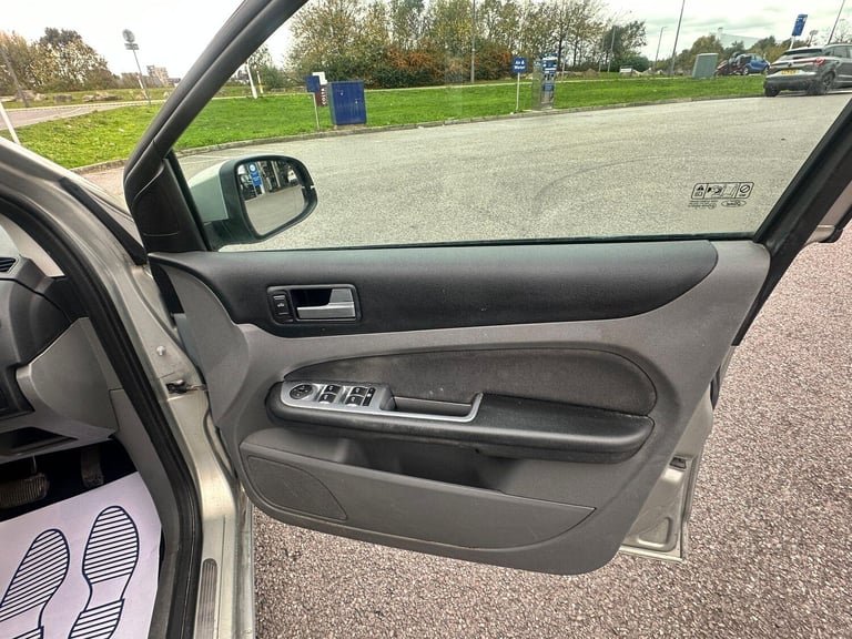 2010 Ford Focus 1.6 Titanium 5dr HATCHBACK Petrol Automatic