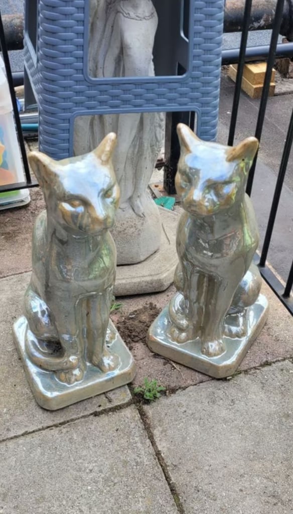 * 2 x UNIQUE BEAUTIFUL CATS CAT STATUE GARDEN ORNAMENT TERASA BALCONY ENTRANCE PORCH CERAMIC SILVER