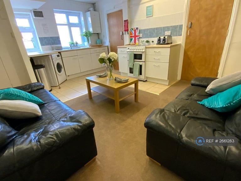 6 bedroom house in Ash Grove, Guildford, GU2 (6 bed) (#2661283)