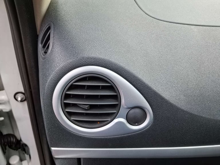 2009 Renault Clio 1.1 Clio Expression 16v 5dr Hatchback Petrol Manual