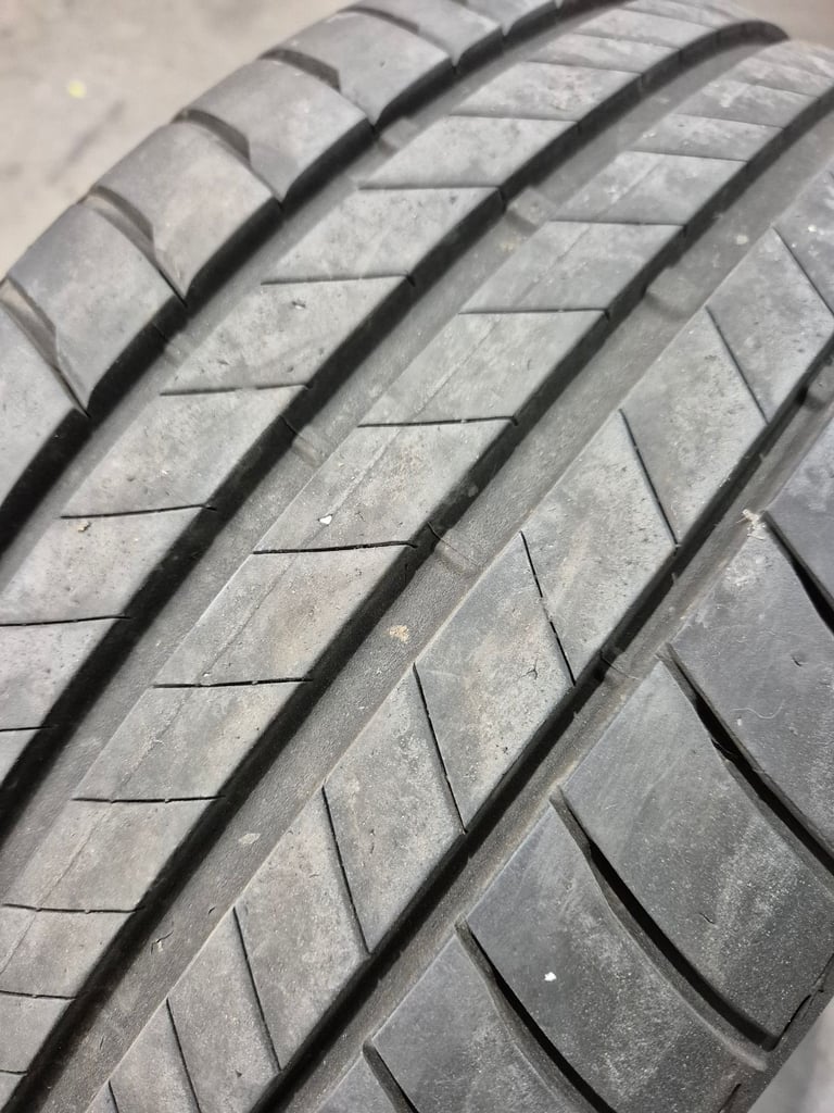Bridgestone tyer 225 40 18 