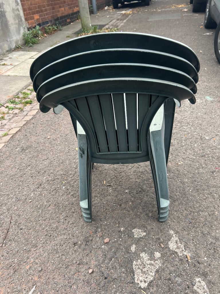 ( set of 5X  plastic garden chairs. 