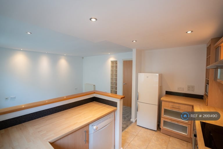 2 bedroom flat in City Quay, Liverpool, L3 (2 bed) (#2661490)