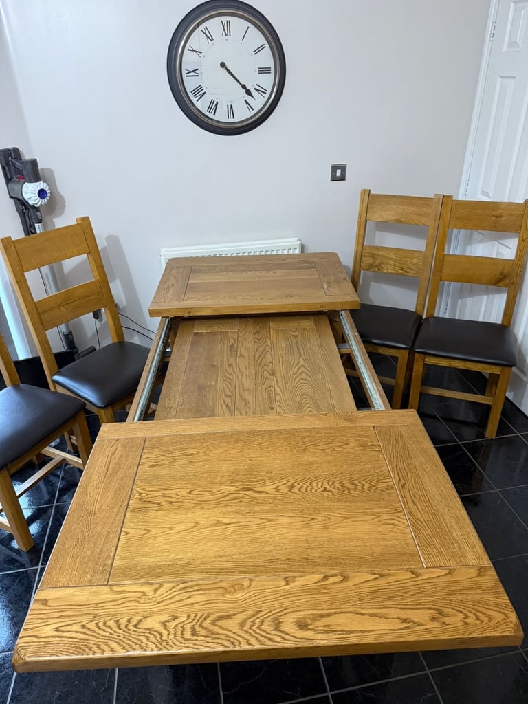 Solid Oak Extendable Dining Table & Chairs 