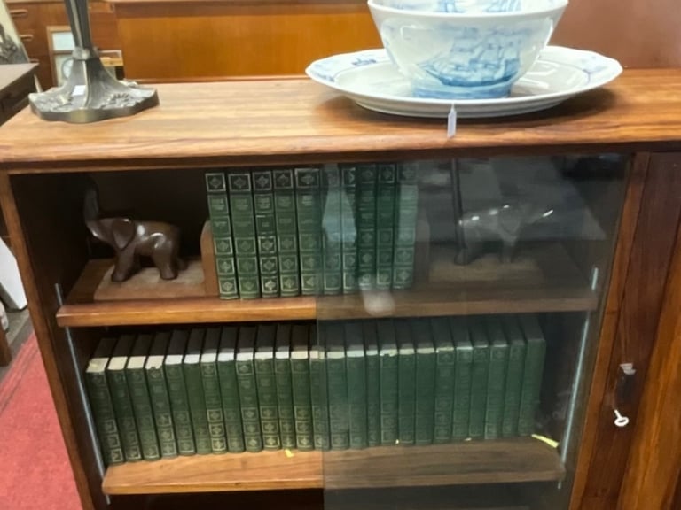 This is lovely Vintage bookcase in very good condition, 
