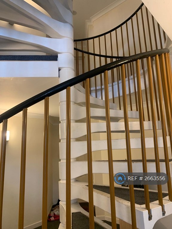 2 bedroom flat in Pineridge Gardens, Reading, RG30 (2 bed) (#2663556)