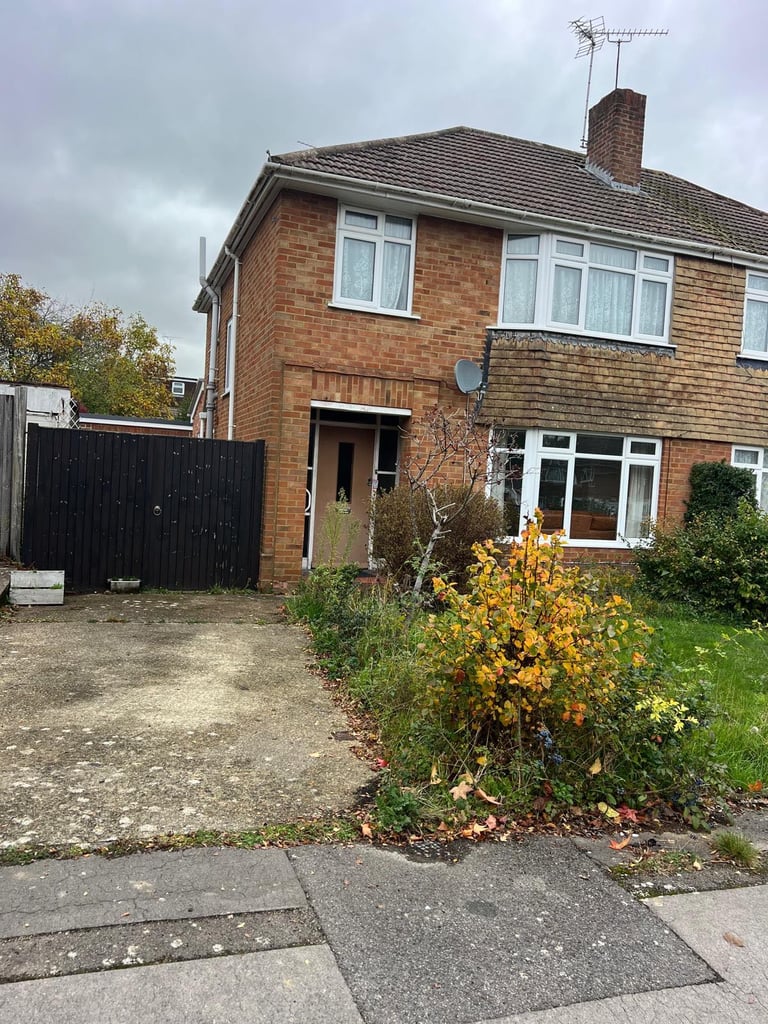 3/4 Bedroom semi detached House for Rent Reading RG6 7NA