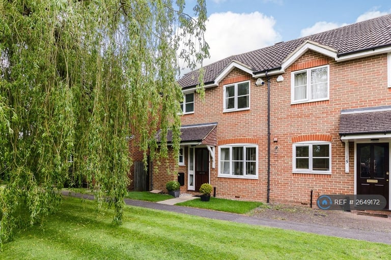 image for 3 bedroom house in Mallow Crescent, Guildford, GU4 (3 bed) (#2649172)