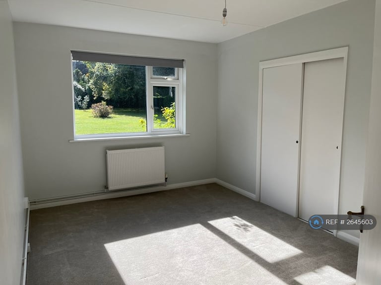 2 bedroom flat in Beacon Hill Court, Hindhead, GU26 (2 bed) (#2645603)